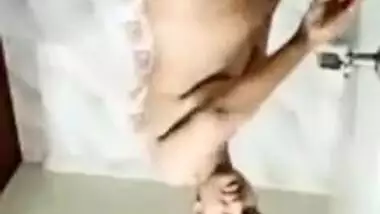 Beautiful Indian chick goes in bathroom to film porn movie for BF