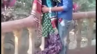 Outdoor Desi mms clip of slim Indian gal caught kissing her lover