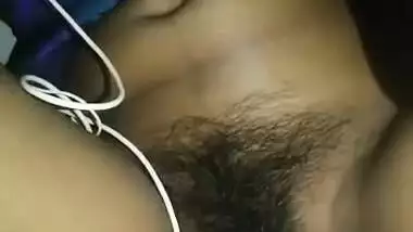 Bengoli bhabhi ki chut me gaajar ghusayi ja rhi h pati k dwara