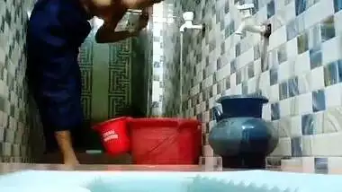 Bangladeshi Bhabi Peeing & Washing Sweet Pussy