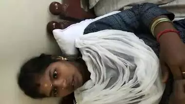 Dusky south Indian Bhabhi fucking and moaning