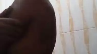 Indian finds a era in the bathroom set to film her for XVideos