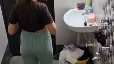 Neighbor girl boobs show before bathing viral MMS