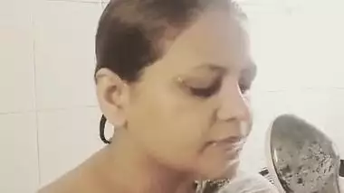 Sexiest bhabhi bathing self record for husband video stolen and from her mobil