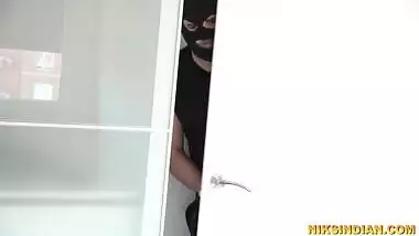 Police wali ne chor ko apne boobs se dhoodh pilaya aur choda