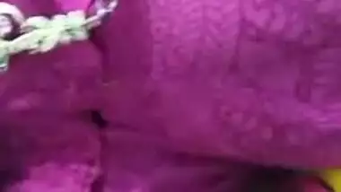 One look at wife's XXX decollete makes Indian fellow in mood for sex