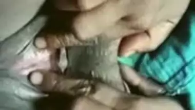 Mature Desi bitch teases her wet XXX pussy in close-up webcam show