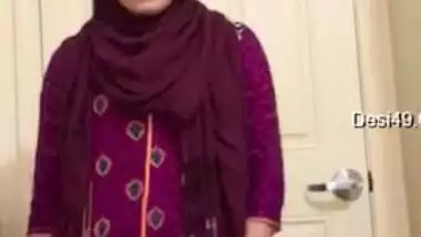 Modest Indian teen caught flashing assets for lover in Desi mms video