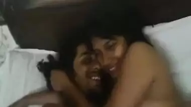 Desi girl exposes her sex parts because she loves XXX guy kissing nipples