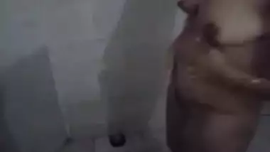 Sexy indian wife bathing
