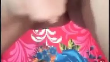 Slim Desi model gets naked and sticks a pen into XXX pussy on cam