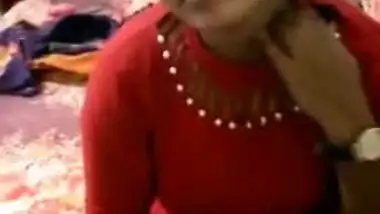 Dude coaxes his cute Desi girlfriend to pose naked for XXX camera