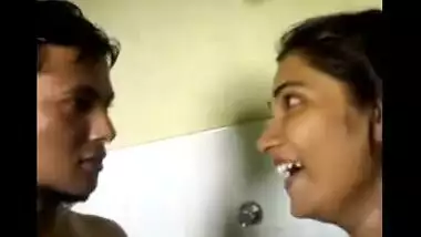 Scandal MMS video of svelte Indian gal sucking Desi XXX penis in bath