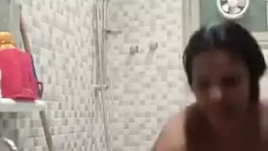 Desi aunty bathroom selfie Video