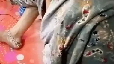 Indian sexy dever ne sakshi bhabi ko apni chut mein kheera dalte dekh liya