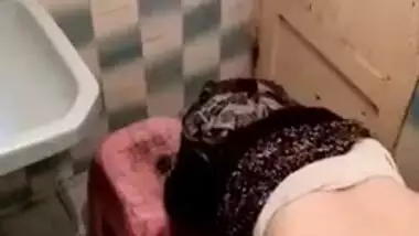 Mature auntie in hijab hikes up dress to have Desi XXX cunt drilled