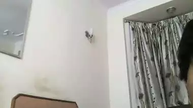 Pornvideos of a college gal having sex with lover in a hotel room