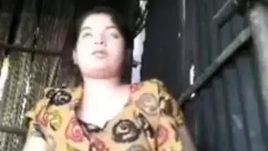 Horny Bangladeshi girl fingers her Desi pussy and moans for XXX vid