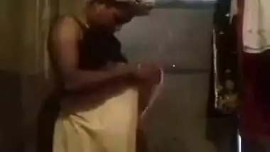 Mallu Bhabhi Wearing Cloths