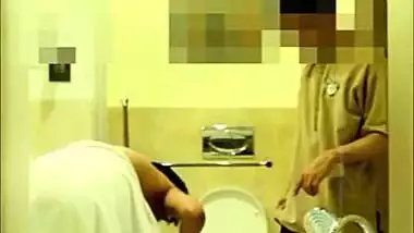 Super daring MUMBAI wife flashes to room service guy in hotel