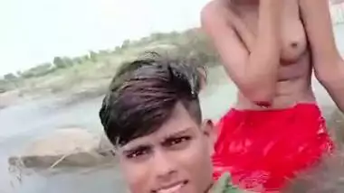 Dehati Desi XXX lovers enjoying outdoor sexy bathing on selfie cam MMS