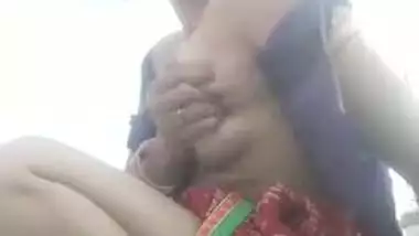 Desi babe thinks naked boobs will liven up the XXX solo MMS video