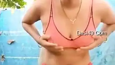 Slender XXX Desi babe dries her body and poses nude in the yard