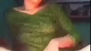 Desi girl fingering her shaved pussy on cam