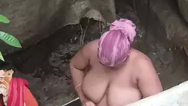 Tanker bhabhi bathing outdoor caught by neighbor