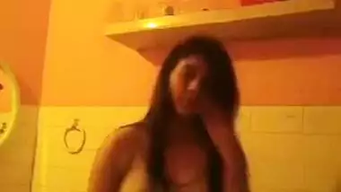 Indian exposes her XXX boobies in an amateur sex video in the bathroom