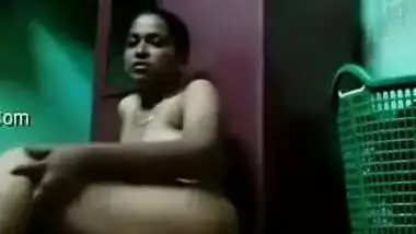 Horny Desi aunty sneaks in the closet to have solo XXX masturbation