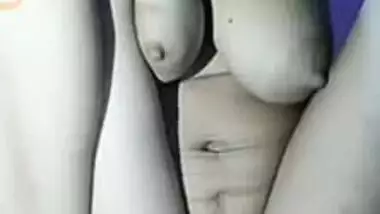 Kinky MMS video of sexy Desi slut sticking veggies into her XXX cunt