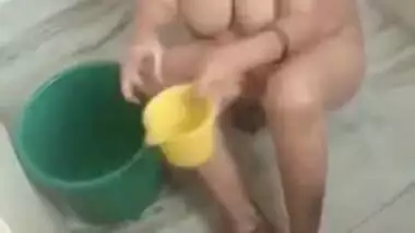 Slutty-soul Desi aunty nude bathing outdoor secretly recorded on MMS by son