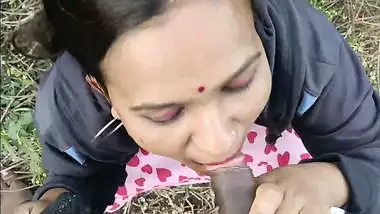 Outdoor Marathi sex video of wife sucking husband’s cock