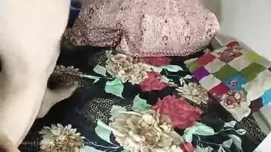 The servant fucks the Indian bride after seeing her alone in the room on the wedding day