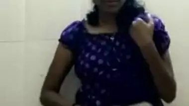 Housewife wants to be a sex Desi model and exposes her XXX buttocks