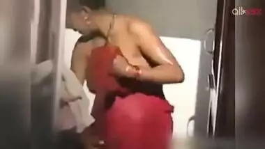 Outdoor bathing sexy Desi aunty beauty rubs her pussy under water