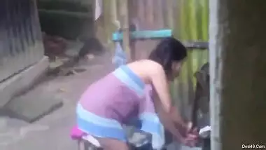 Indian MILF washes XXX curves outdoors thus taking part in sex video